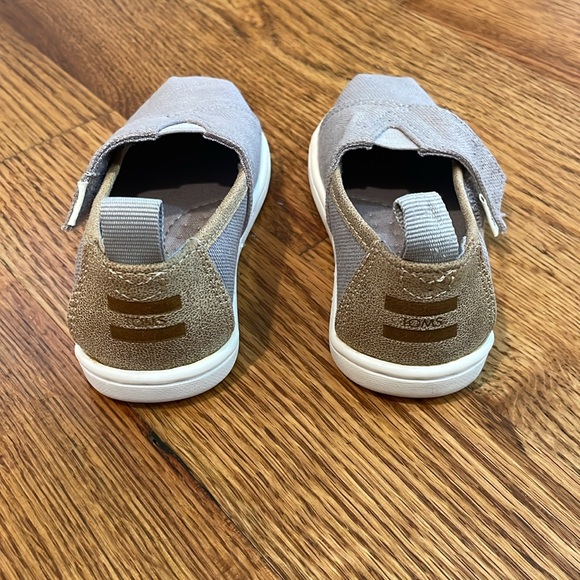 Kids Toms Shoes. Size 5. Never Worn. - Picture 5 of 10